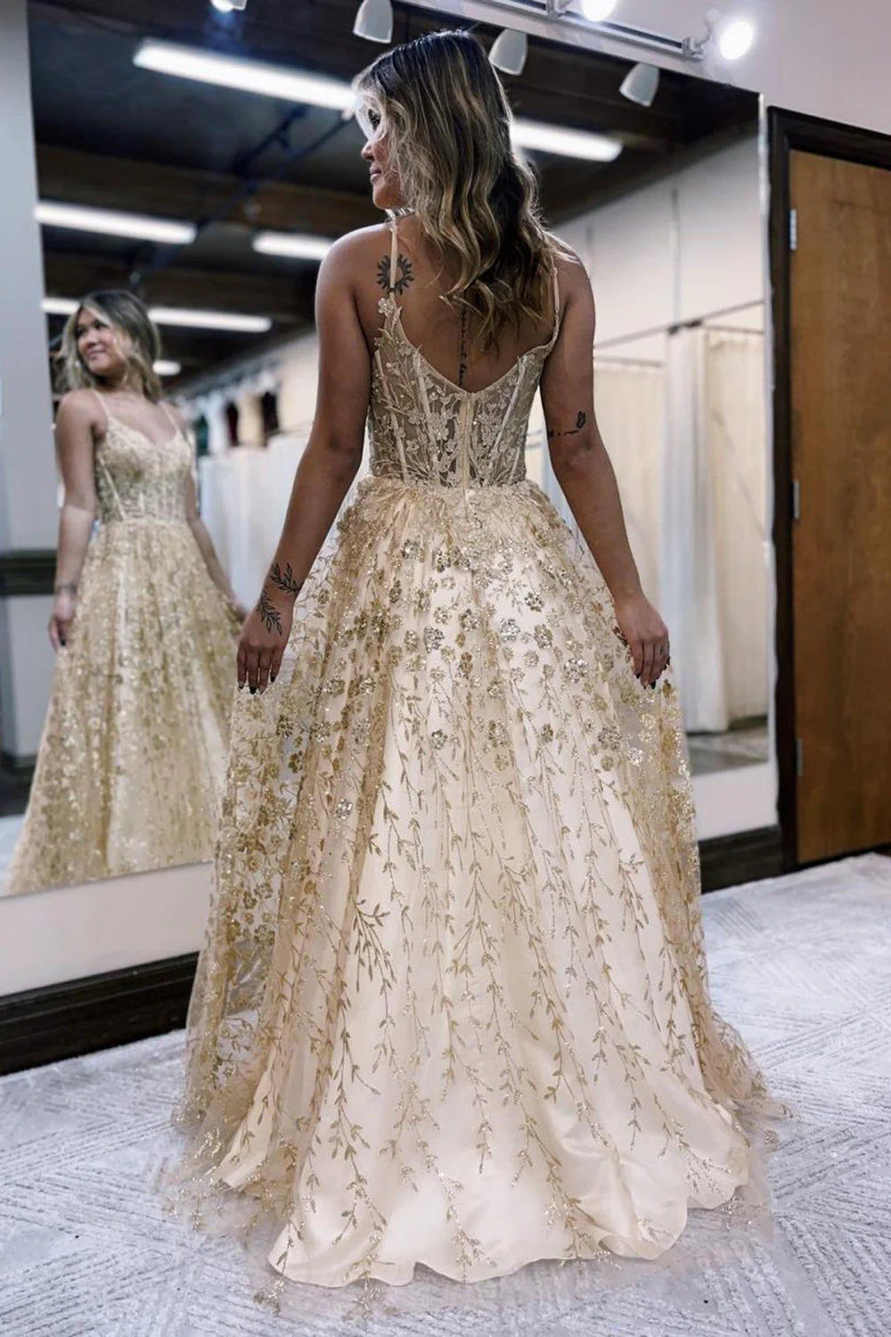 Vestido de fiesta con corsé, tirantes finos y apliques en forma de A